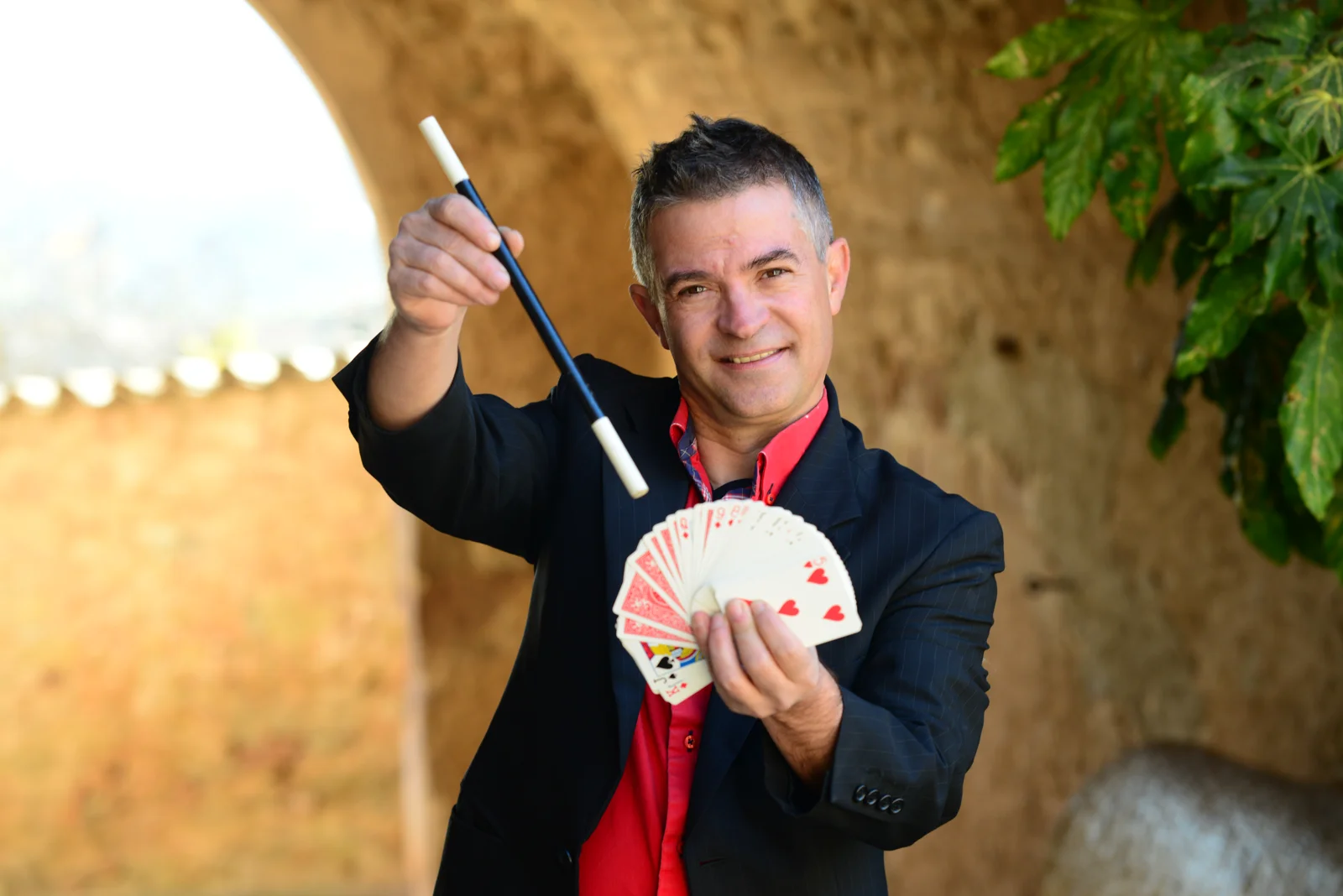 Jordan Bosco amb cartes i vareta